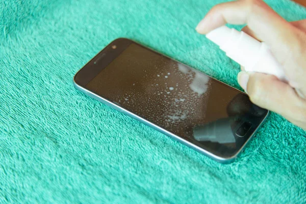 Semprotkan Larutan Kimia Untuk Membersihkan Smartphone — Stok Foto