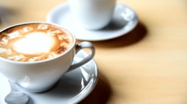 Güzel desen süt köpük ile masada / sıcak kapuçino sıcak kahve Panning 