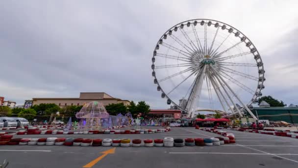 Bangkok Tailandia Agosto 2019 Noria Parque Atracciones Con Bici Cuádruple — Vídeos de Stock