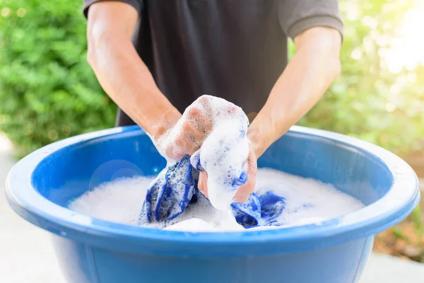 Ropa Lavado Manos Lavabo Azul Con Luz Solar — Foto de Stock