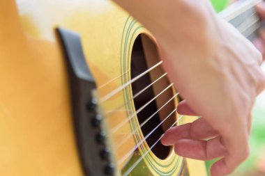 Parkta akustik gitar çalmak