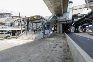 Bangkok , Tayland - 16 Ağu, 2019 :Tayland'da Yeni Mrt elektrik tren istasyonunun Tha phra istasyonu