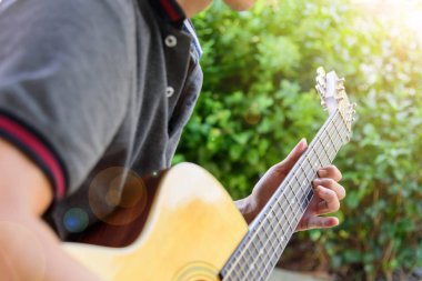 Parkta akustik gitar çalmak
