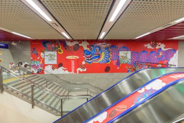 Bangkok , Tayland - 16 Ağu, 2019 : Tayland'da Yeni Mrt elektrikli tren Wat Mangkon İstasyonu Beautifull Dragon Wall heykeli
