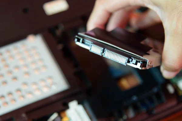 Demonteer Hard Disk Van Notebook Verwijder Harde Schijf Van Notebook — Stockfoto