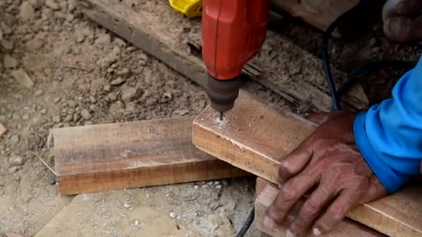 Trabajador Taladrar Madera Por Máquina Perforación — Vídeos de Stock