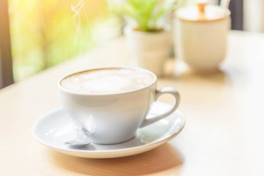 Sıcak kahve, sıcak kapuçino ve güzel desenli süt köpüğü. 