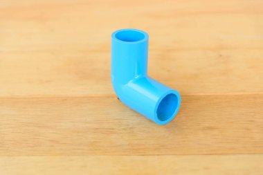  Ahşap plaka üzerinde pvc dirsek şekli