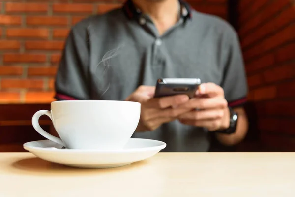 Hombre Utiliza Teléfono Inteligente Cafetería — Foto de Stock