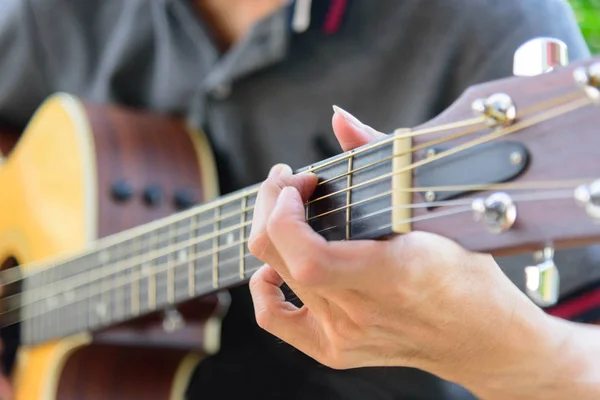 Jouer Guitare Acoustique Dans Parc — Photo