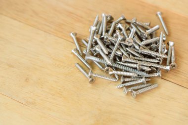 ahşap kaplama üzerinde kendi kendine dokunan vida bir sürü