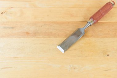 ahşap plaka üzerinde keski mandalı