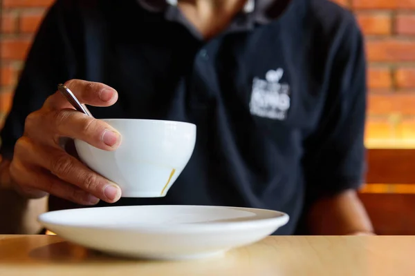 Mannen Håller Varmt Kaffe Handen — Stockfoto