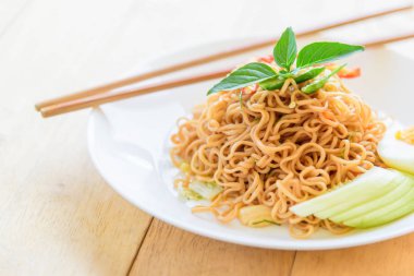 ahşap masada biber ile kızarmış erişte