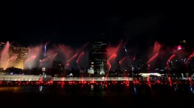 Bangkok , Tayland - 17 Eyl, 2019 : Icon Siam alışveriş merkezinde gece aydınlatma ile gösteren çeşme