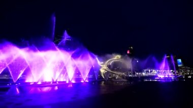 Bangkok , Tayland - 17 Eyl, 2019 : Icon Siam alışveriş merkezinde gece aydınlatma ile gösteren çeşme