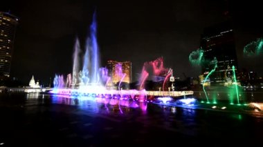 Bangkok , Tayland - 17 Eyl, 2019 : Icon Siam alışveriş merkezinde gece aydınlatma ile gösteren çeşme