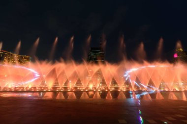 gece aydınlatma ile gösteren çeşme