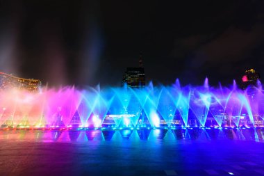 gece aydınlatma ile gösteren çeşme