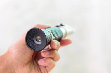 Eldeki meyveyi test etmek için brix metre 