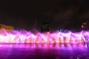 gece aydınlatma ile gösteren çeşme