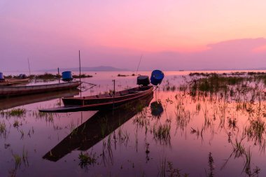 Gün batımında gölde tekne 