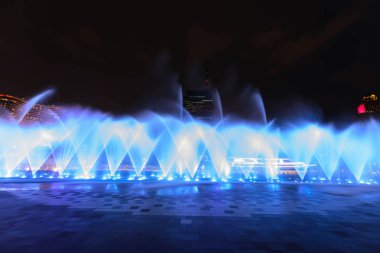 gece aydınlatma ile gösteren çeşme