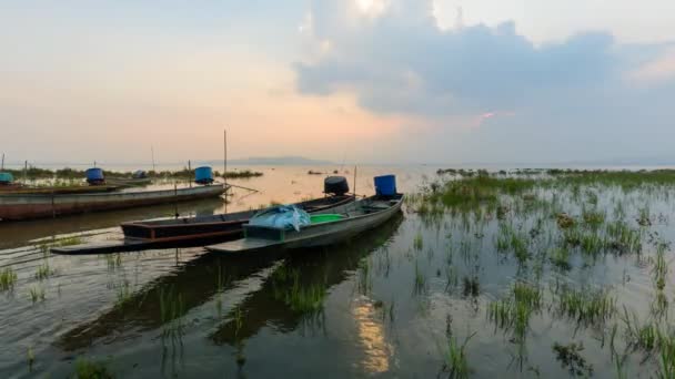 日落时分 小船在湖面上夜以继日地驶过 — 图库视频影像