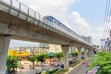 Bangkok, Tayland - 3 Ekim 2019: Bangkae İstasyonu 'nda hareket eden Bay Elektrik Uçağı