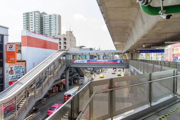 バンコク 2019年10月3日 バンコク駅の電車スカイトレインさんの歩道 — ストック写真