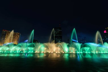 gece aydınlatma ile gösteren çeşme
