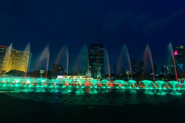 gece aydınlatma ile gösteren çeşme