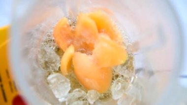 Meyve suyu karıştırıcıyla kavun püresi yap 