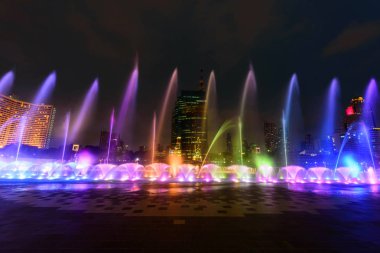 gece aydınlatma ile gösteren çeşme