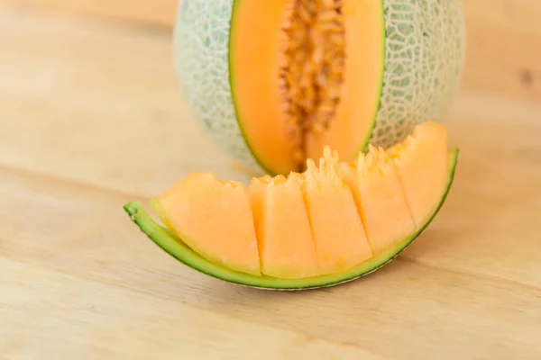 Orange Melone Auf Holzteller — Stockfoto