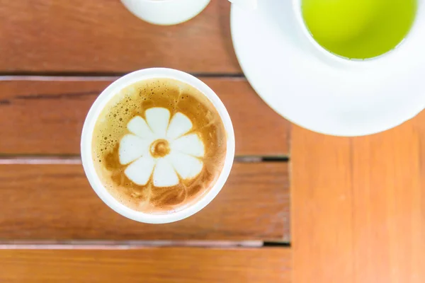 Sıcak Kahve Güzel Desenli Cappuccino Sıcak Arka Plan Ağaç — Stok fotoğraf