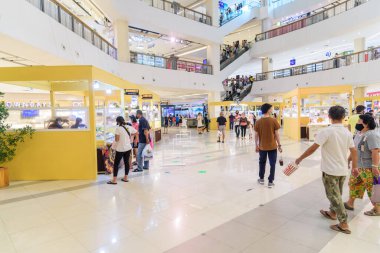 Bangkok, Tayland - 19 Haziran 2020: İnsanlar sosyal mesafeli alışveriş merkezindeki seacon bangkae 'de alışveriş yapıyorlar