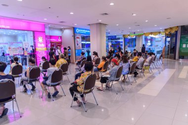 Bangkok, Tayland - 19 Haziran 2020: Bankanın dışında bekleme kuyruğu için sosyal uzaklık kavramı ile peple oturma 