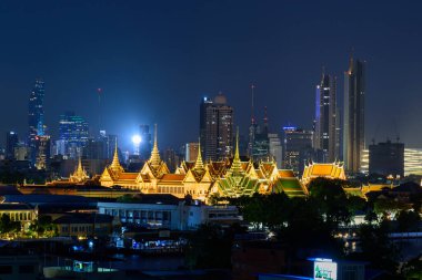 Bangkok, Tayland - 19 Haziran 2020: Gece vakti Tayland Büyük Sarayı