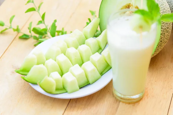 Frische Grüne Melone Auf Holzteller — Stockfoto