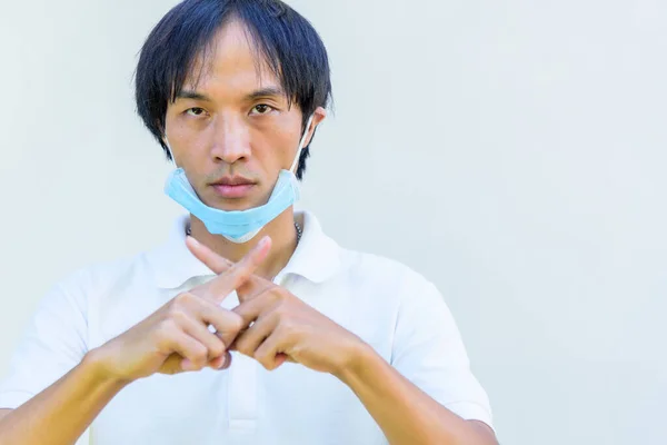 Muži Ukazují Špatný Způsob Jak Nosit Hygienickou Masku — Stock fotografie