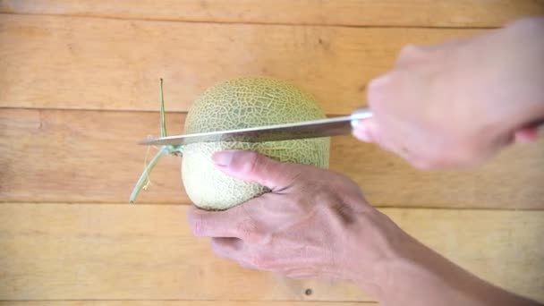 Der Mann Spaltete Mit Einem Messer Die Grüne Melone Auf — Stockvideo