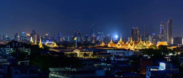 バンコク 2020年6月19日 背景に夜と都市でタイのワット キュー公共ランドマークのパノラマビュー — ストック写真