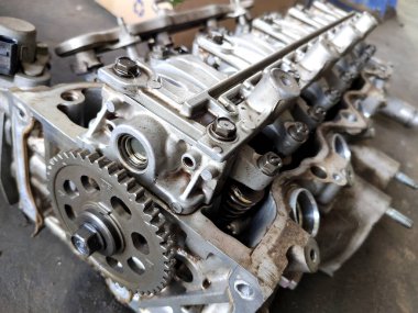 yeniden inşa etmek için eski bir araba motoru 