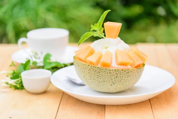 Melón Bingsu Con Leche Condensada Endulzada Sobre Mesa Madera —  Fotos de Stock