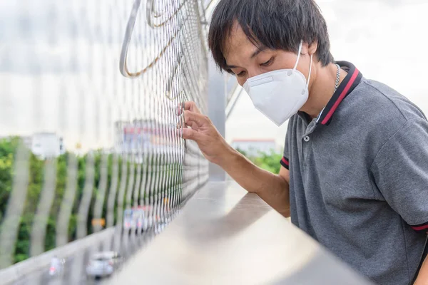 Hombre Usa Máscara Higiénica Parque Público Estilo Vida Nuevo Concepto — Foto de Stock