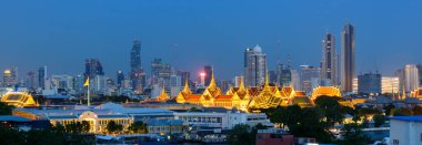 Bangkok, Tayland - 19 Haziran 2020: Arkasında yüksek binalar bulunan Tayland 'ın büyük sarayının Panorama Lisesi manzarası 