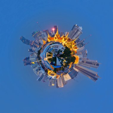 360 Panorama Tayland 'ın büyük sarayı ve arkasında yüksek binalar var. 