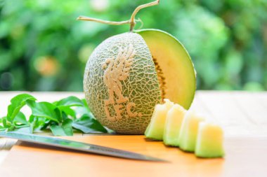 Tahta tabakta Liverpool logosu olan taze yeşil kavun.