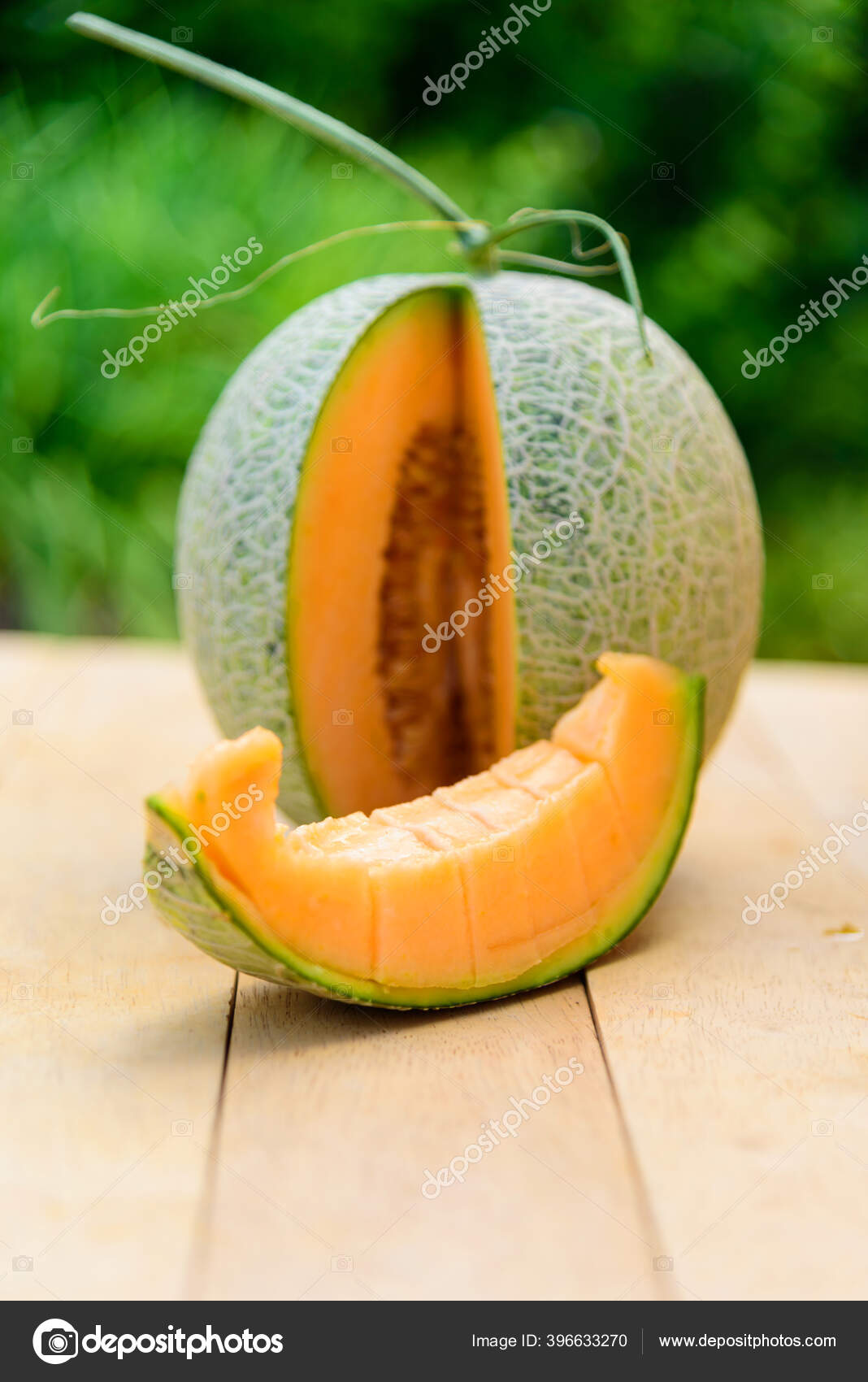 Closeup Melao Laranja Fresco Placa Madeira Stock Photo C Rukawajung 396633270